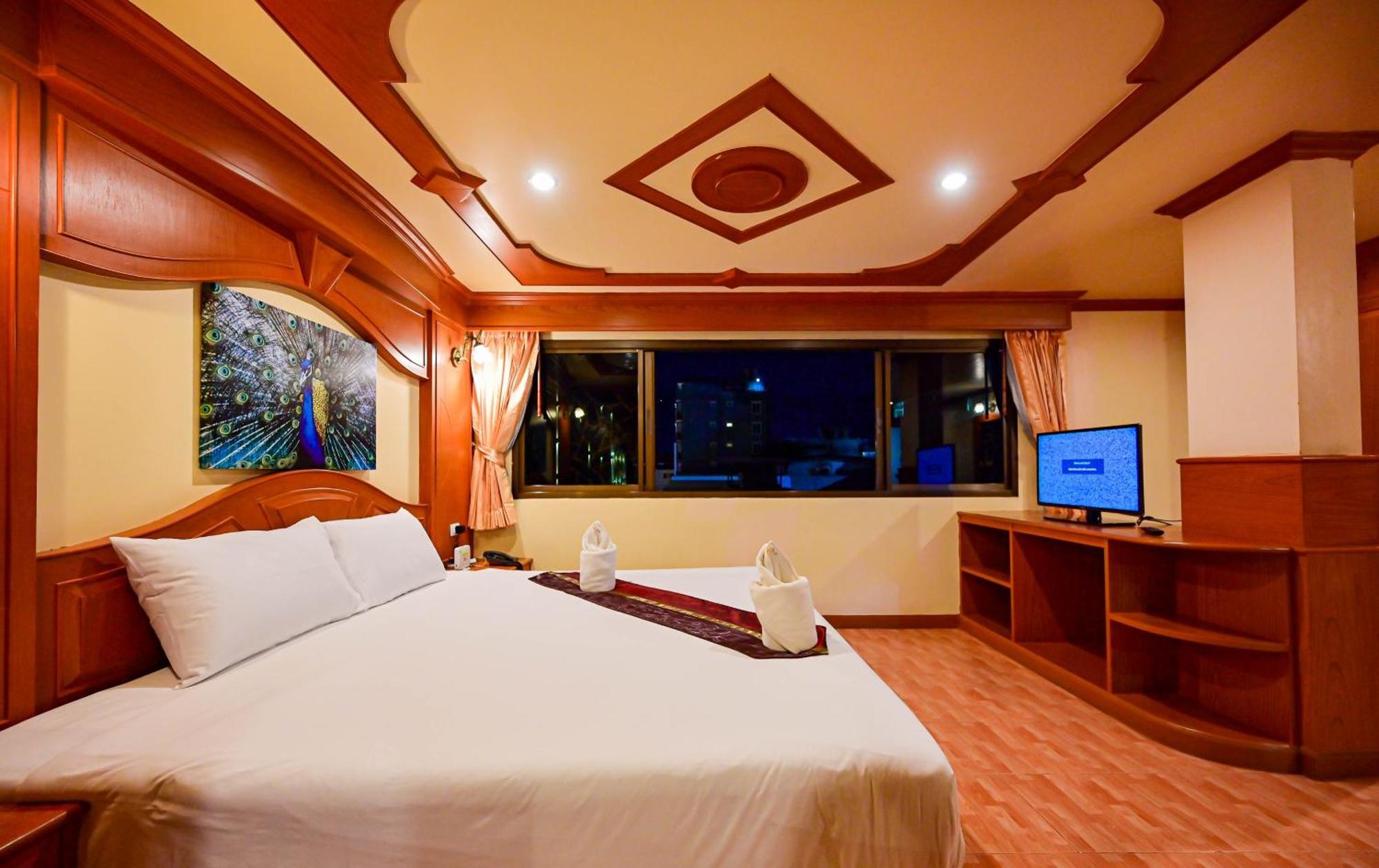 Tiger Complex Hotel Patong Exterior photo